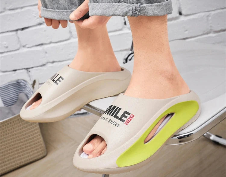 Novos chinelos masculinos slides com um sentido alto valor estético desgaste externo anti deslizamento fundo grosso, chinelos frescos de praia para homem