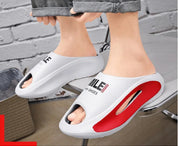 Novos chinelos masculinos slides com um sentido alto valor estético desgaste externo anti deslizamento fundo grosso, chinelos frescos de praia para homem