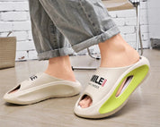 Novos chinelos masculinos slides com um sentido alto valor estético desgaste externo anti deslizamento fundo grosso, chinelos frescos de praia para homem