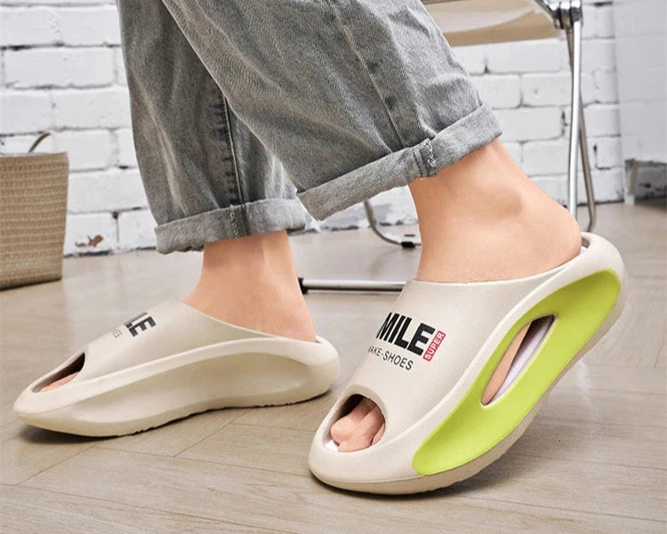Novos chinelos masculinos slides com um sentido alto valor estético desgaste externo anti deslizamento fundo grosso, chinelos frescos de praia para homem